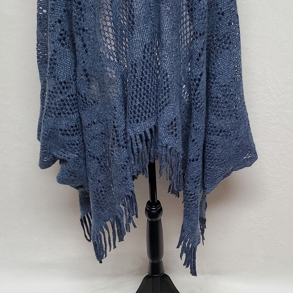 90s Vintage Dusty Blue Lightweight Soft Open Weave Curlicue Fringe Poncho OSFA - Picture 13 of 14